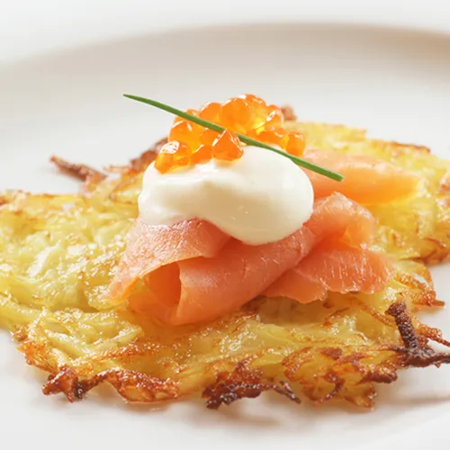 Marinierter Mojito-Lachs auf Reibekuchen mit Minz-Dill Crème fraîche