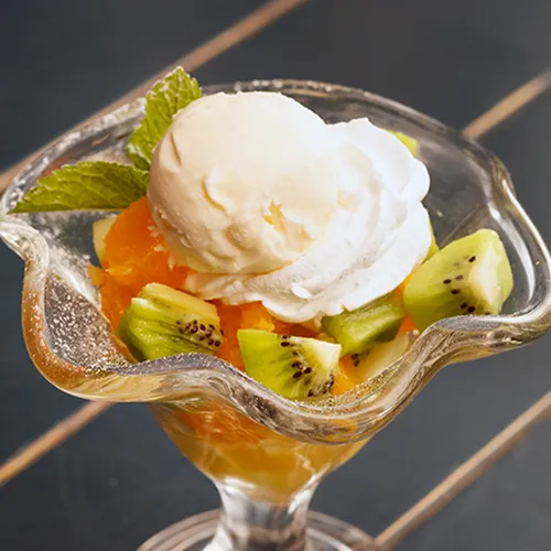 Obstsalat mit karamellisierten Nüssen und Vanilleeis