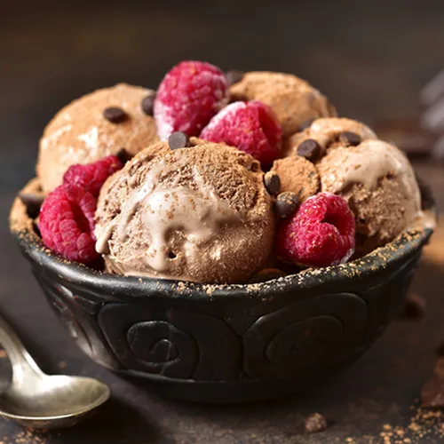 Schokoladen-Eiskrem mit Himbeer-Chilisauce